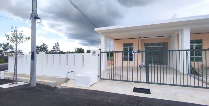 cornerlot teres setingkat permatang badak