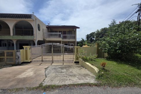 corner lot teres dua tingkat taman hijau karak