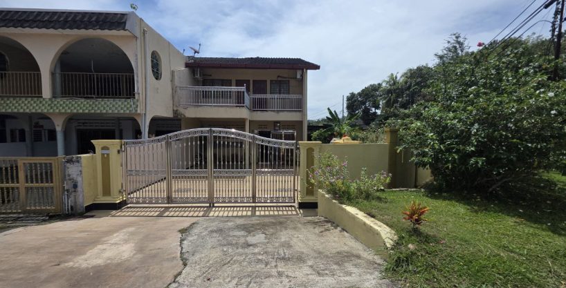 corner lot teres dua tingkat taman hijau karak